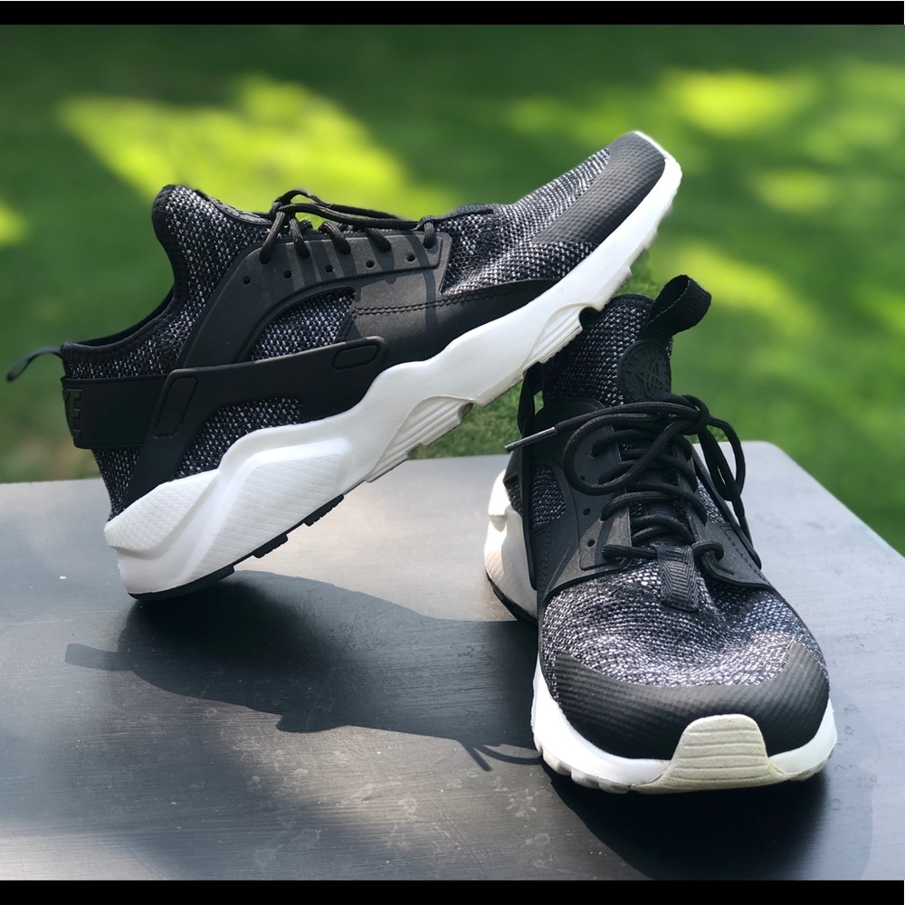 Nike Air Huarache black and white
